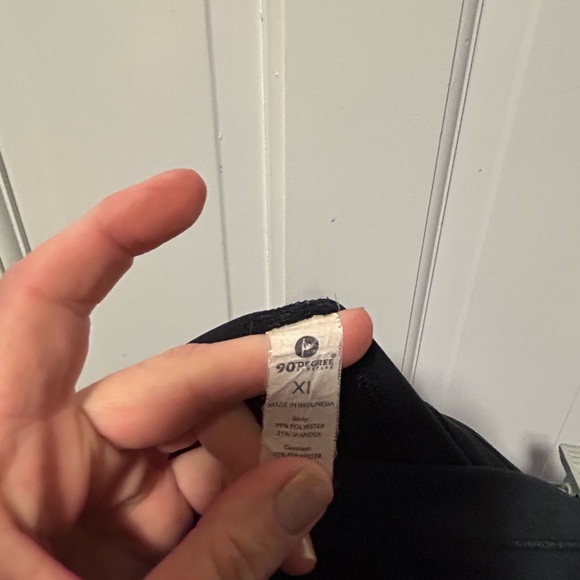 90 Degrees black leggings with draw string design and pockets 
Size XL - Picture 6 of 6